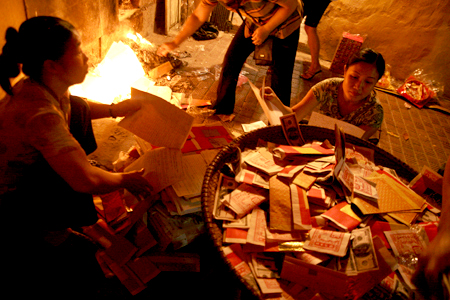 Đốt vàng mã gây lãng phí có quá khắt khe?
