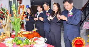 lãnh đạo doanh nghiệp cúng khấn khai trương