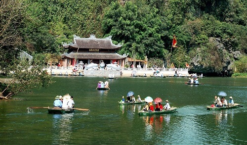 thăm quan đền trình