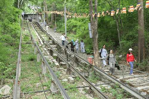 bậc thang lên chùa phật quang