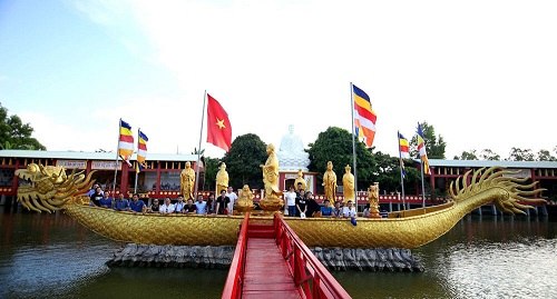 Thuyền Bát Nhã trong hồ nước chùa phật học 2