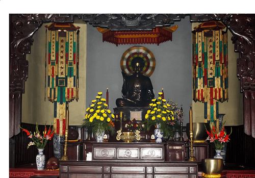 Chánh điện cổ kính của chùa Linh Sơn