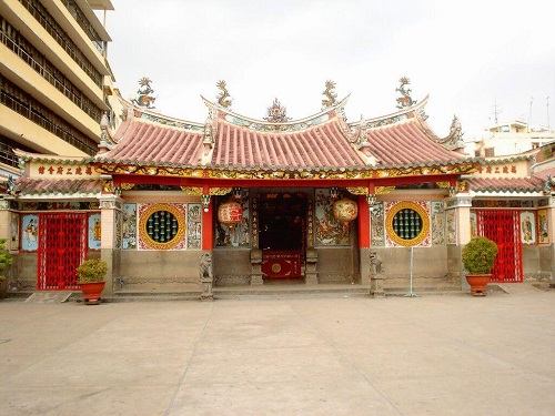 Tam quan tại chùa Ông Bổn
